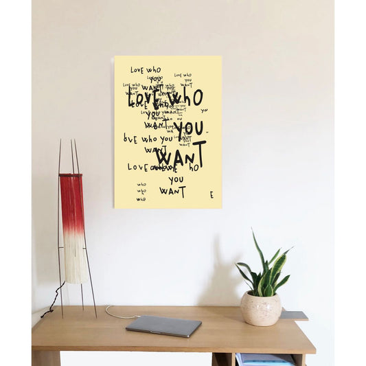 affiche Love Who You Want de l’artiste Hélène Lelimouzin, typographie noire manuscrite sur fond crème
