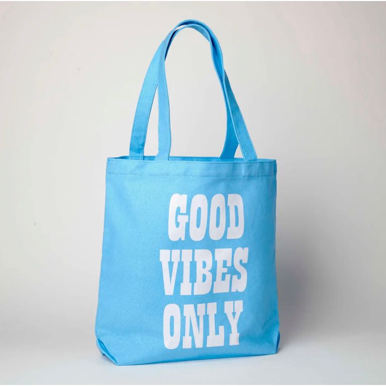 Tote bag Peanuts Magpie – Snoopy sur arc-en-ciel et slogan Good Vibes Only.