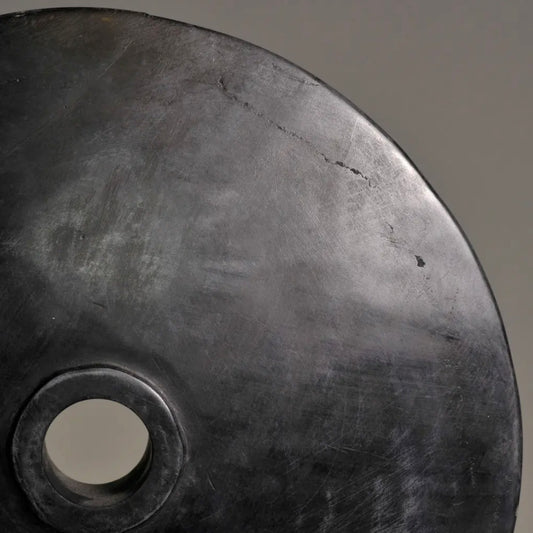 Disque en pierre noire de Papouasie sur socle – Objet déco contemporain Ø30 cm