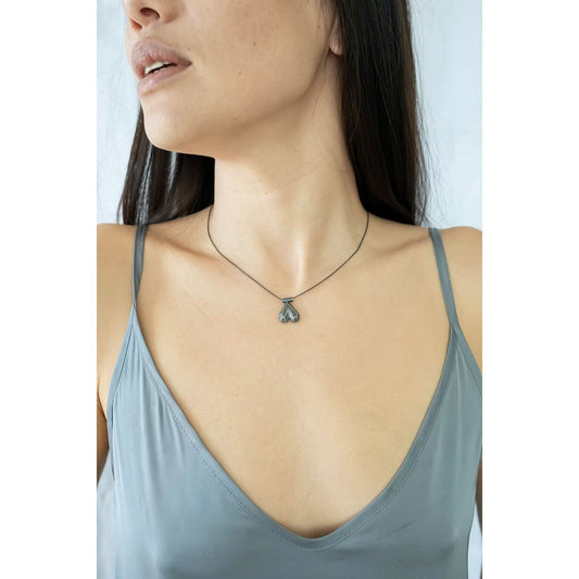 Collier Beatriz Favres – cœur inversé en argent oxydé, petit modèle