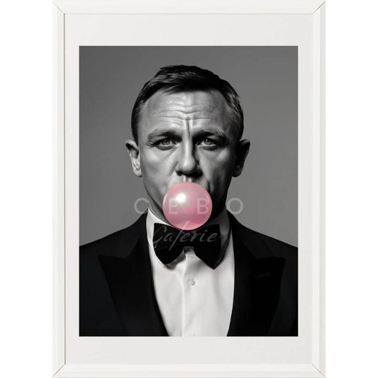 Affiche "Bulle 007" – Cebo Galerie, portrait noir & blanc avec chewing-gum rose