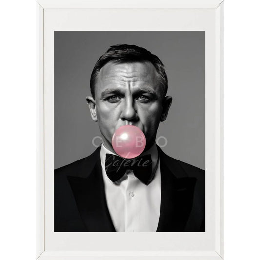 Affiche "Bulle 007" – Cebo Galerie, portrait noir & blanc de James Bond avec bulle rose