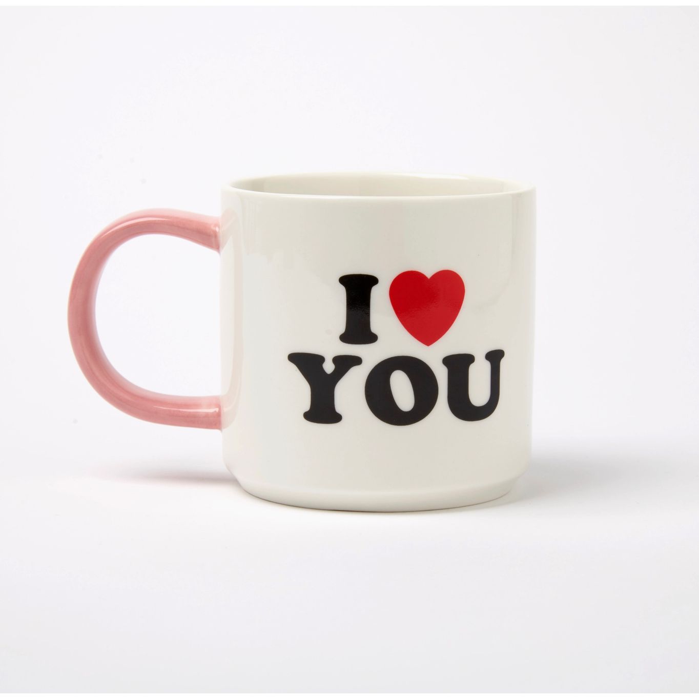Mug Peanuts "I Love you" Magpie – Snoopy entouré de cœurs rouges, anse rose, sur boîte cadeau violette.