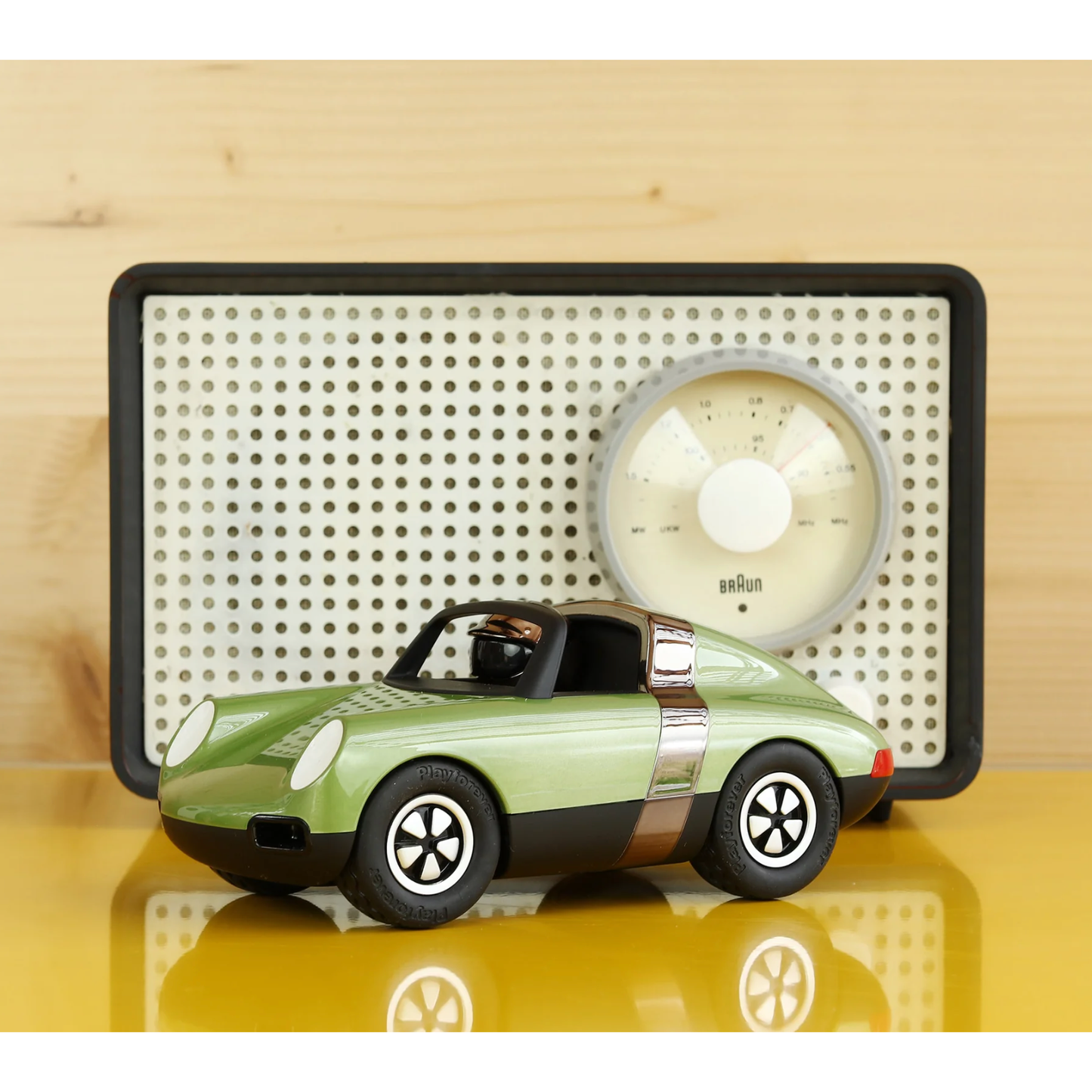 Voiture "Luft Hopper" Playforever – miniature design rétro verte, inspirée des Porsche 70’s.