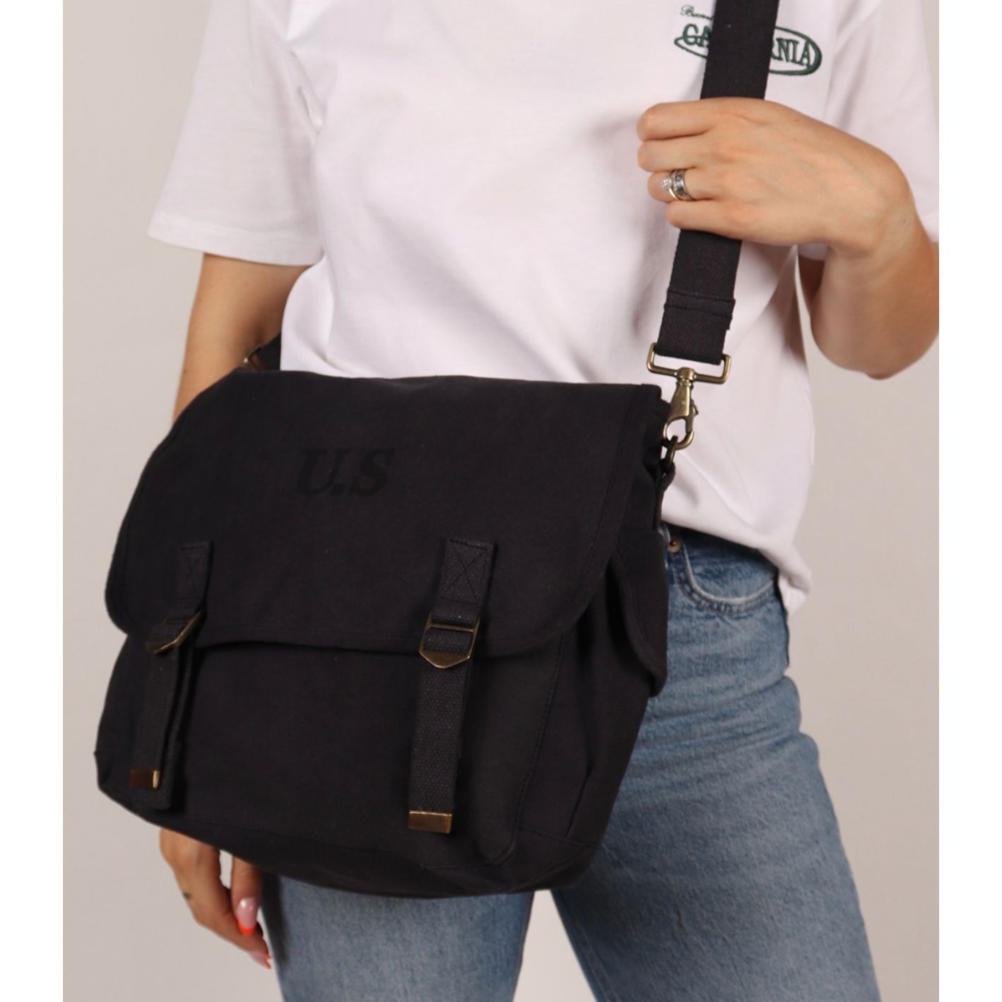 – Sac US grande taille noir porté en bandoulière
– Sac US noir version vintage collège années 80
– Détail du sac US grande taille toile épaisse noire