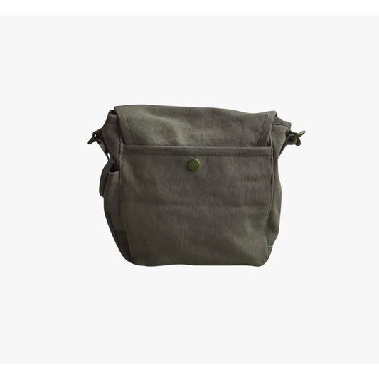 – Sac US petite taille kaki porté en bandoulière
– Sac vintage militaire US coloris kaki compact
– Détail du sac US kaki en toile épaisse