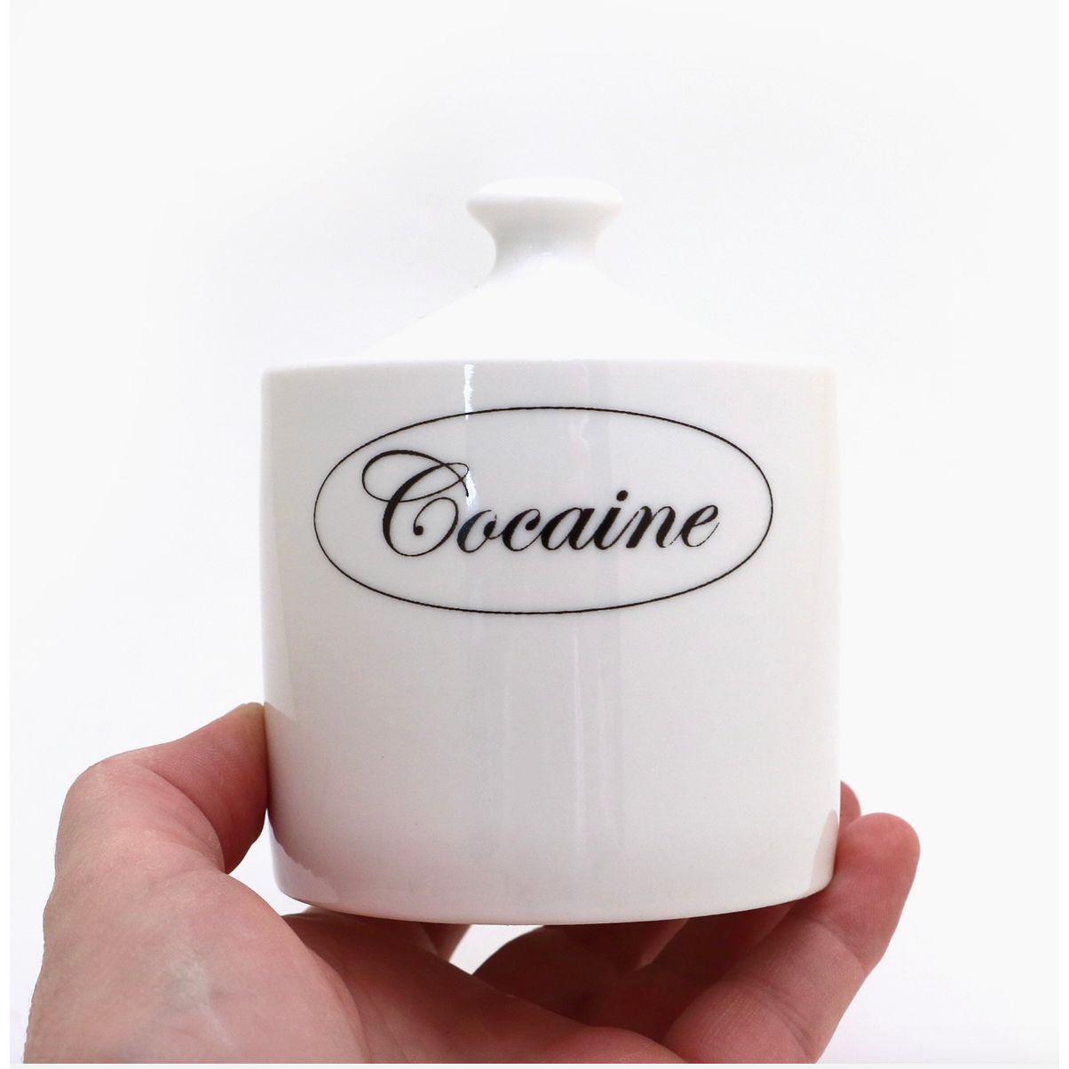 – Sucrier Cocaine Lenny Mud porcelaine fine blanc
– Pot à sucre humoristique Cocaine style apothicaire
– Sucrier blanc porcelaine inscription Cocaine déco décalée