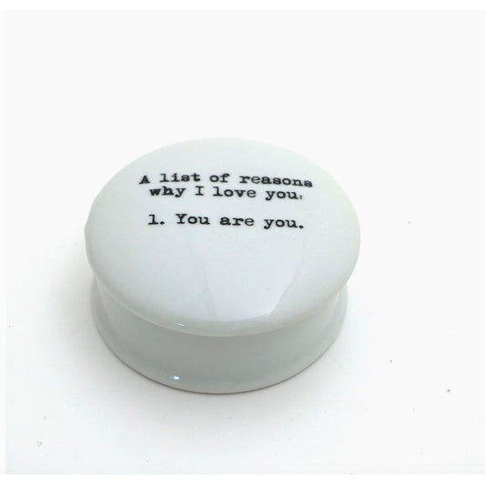 – Boîte à bijoux porcelaine Lenny Mud message love minimaliste
– Bibelot porcelaine blanche inscription typographie romantique
– Petite boîte décorative Lenny Mud cadeau amour