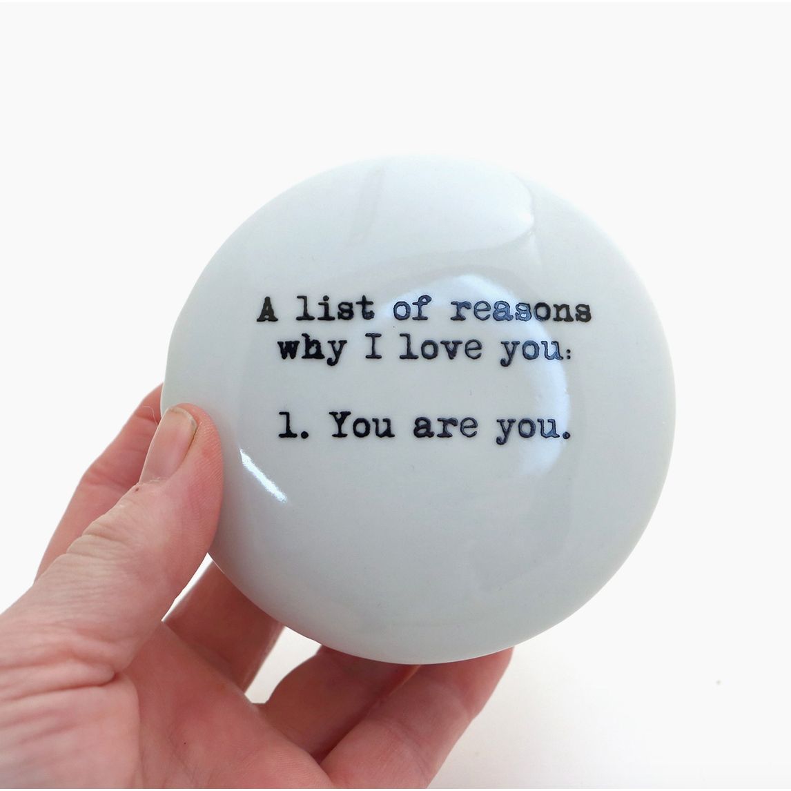 – Boîte à bijoux porcelaine Lenny Mud message love minimaliste
– Bibelot porcelaine blanche inscription typographie romantique
– Petite boîte décorative Lenny Mud cadeau amour