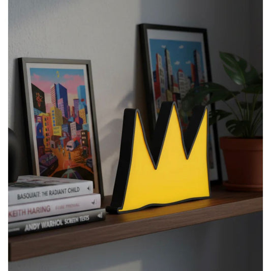 – Lampe LED PopBox The Crown Basquiat Yellowpop
– Lightbox couronne Basquiat décoration pop art
– Lampe design Basquiat Crown Yellowpop rechargeable