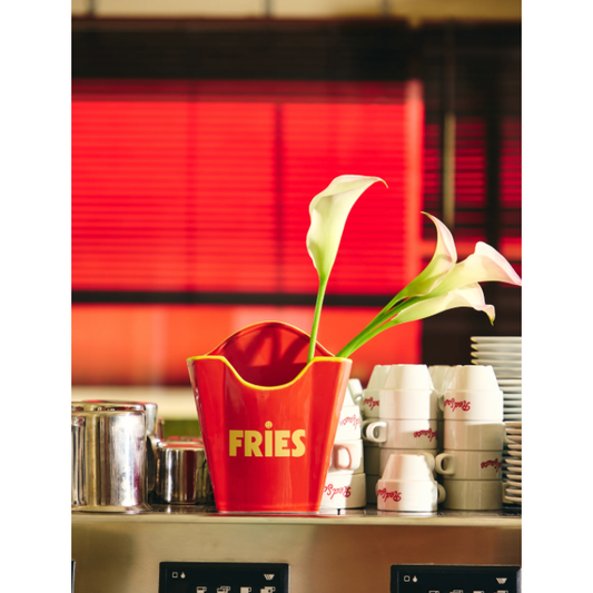 Vase Frites Fluid Market en céramique rouge et jaune inspiré d’un cornet de frites