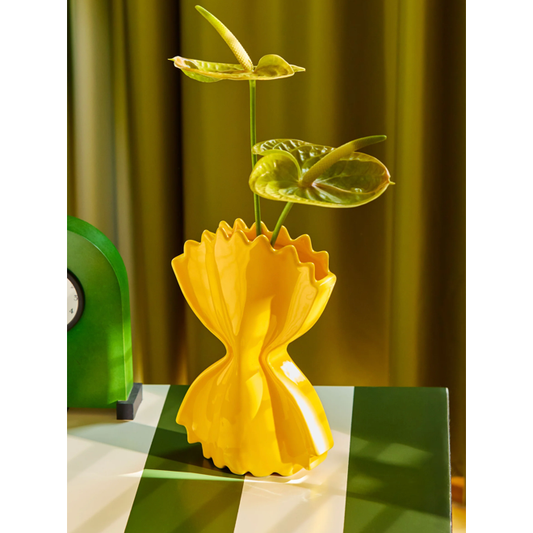 Vase Pasta Fluid Market en céramique jaune brillante inspiré d’une pâte farfalle