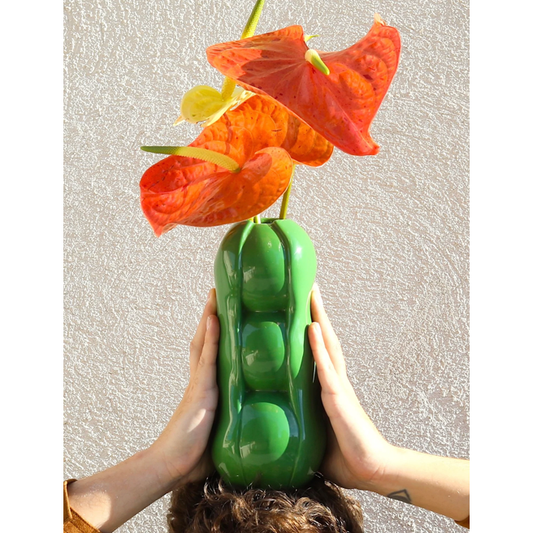 Vase Petit Pois Fluid Market en céramique verte brillante inspiré d’une cosse de petits pois