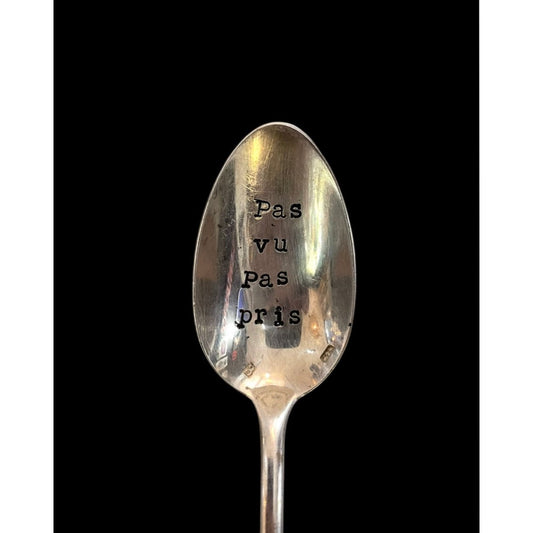 Cuillère vintage gravée “Pas vu pas pris” – pièce unique upcyclée par ømm