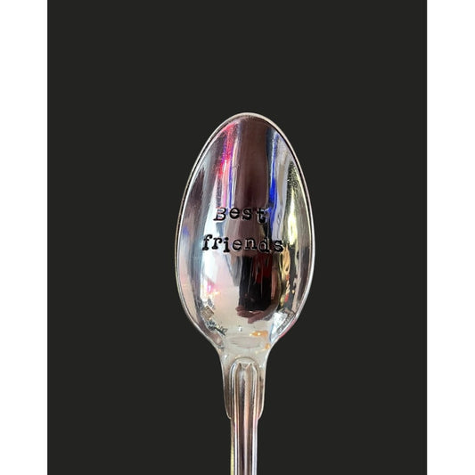 Cuillère vintage gravée “best friends” – Pièce unique upcyclée par ømm