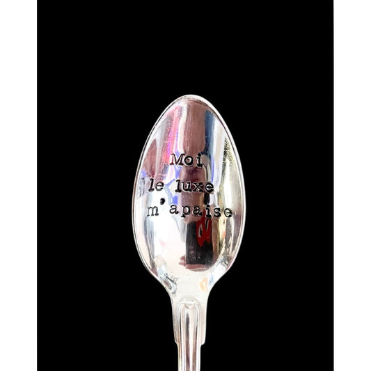 Cuillère vintage gravée “Moi le luxe m’apaise” – pièce unique upcyclée par ømm