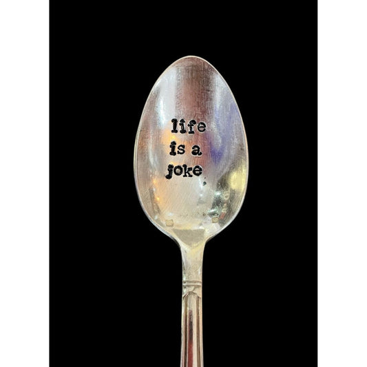 Cuillère vintage gravée "life is a joke"– Pièce unique upcyclée par ømm