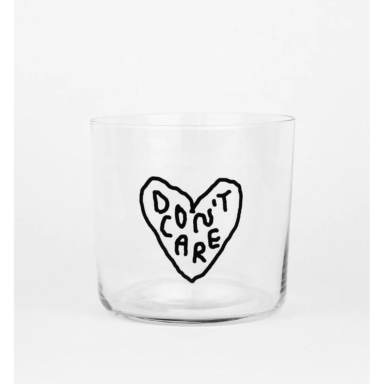 Verre transparent avec dessin d’un cœur noir et inscription “Don’t Care” manuscrite