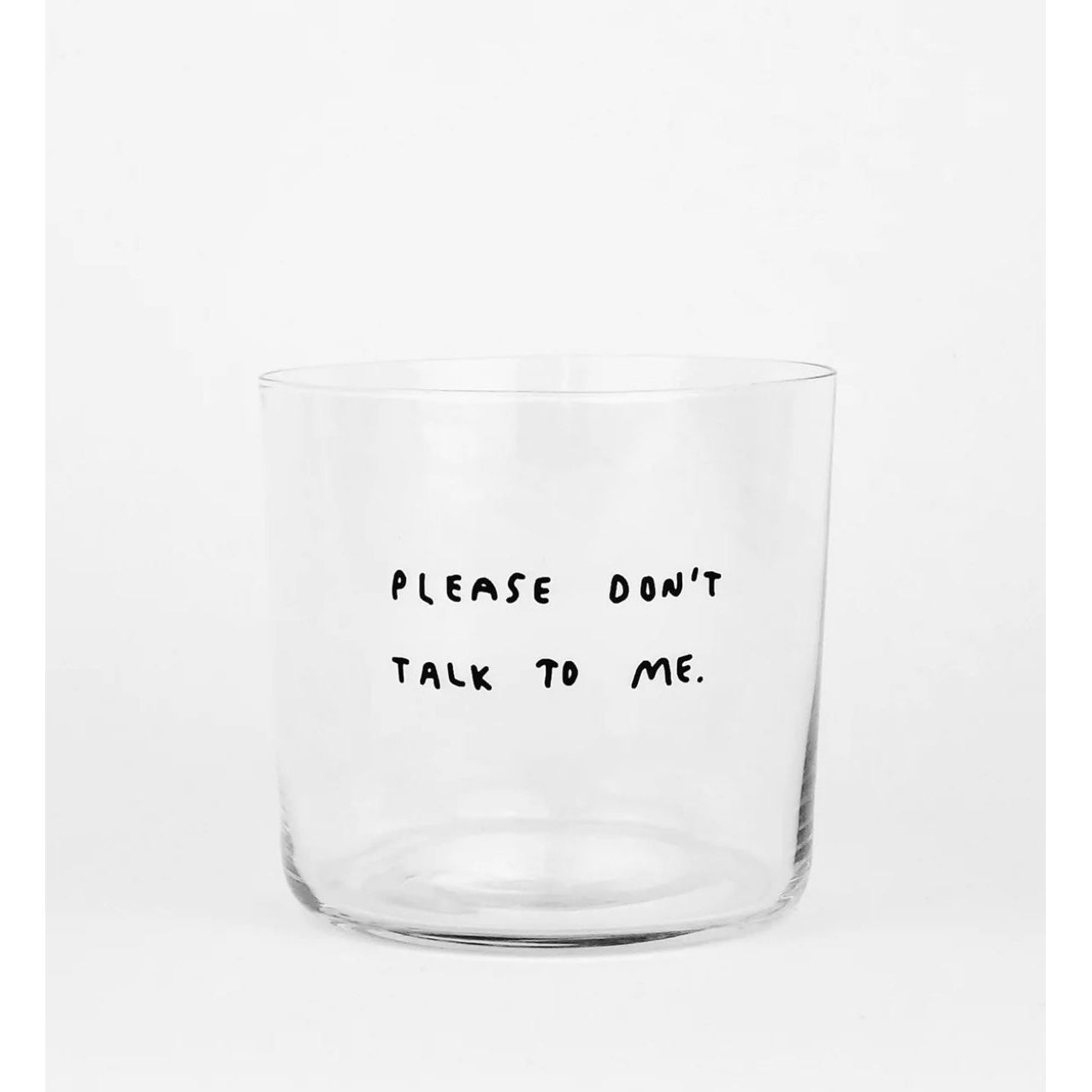 Verre transparent avec inscription manuscrite “Please don’t talk to me”