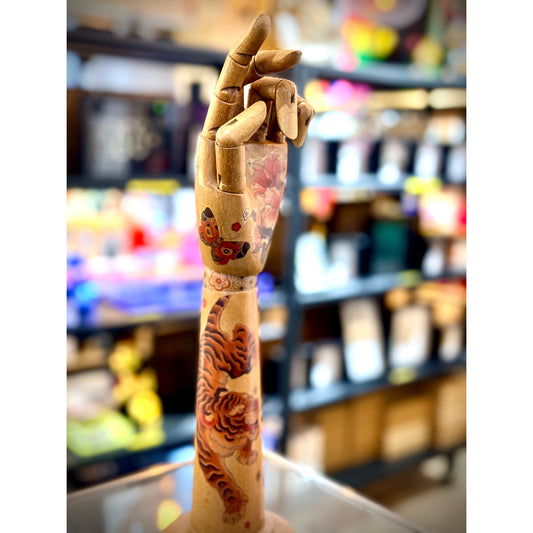 Bras tatoué en bois – Ateliers CSD Davoy – Sculpture déco japonaise