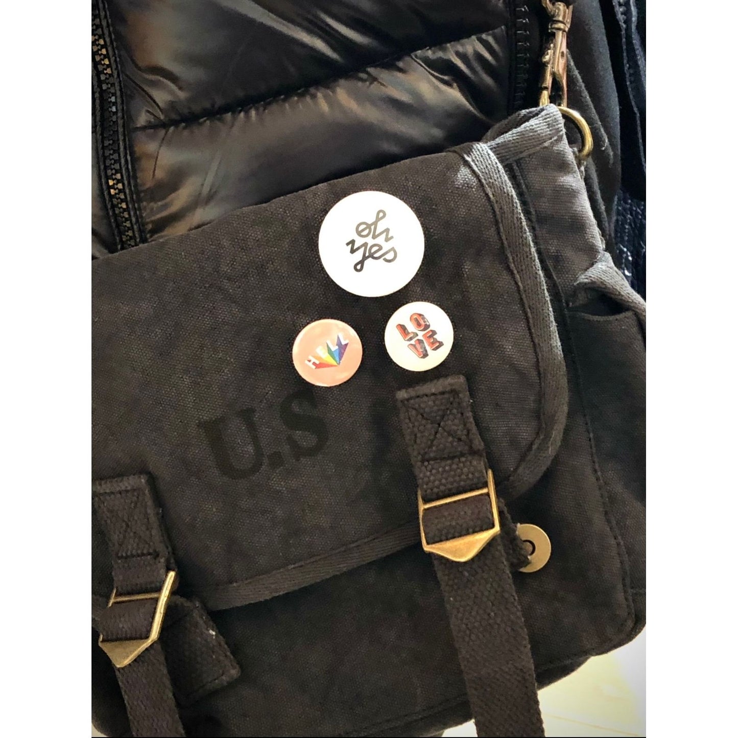 – Sac US noir petit modèle porté en bandoulière
– Détail sac US toile noire vintage
– Petit sac militaire US en toile