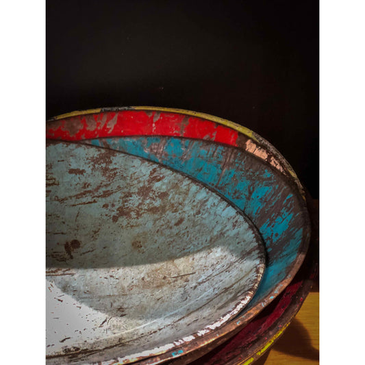 Plateau rond bleu en métal recyclé, finition brute avec traces d’usure – fabrication artisanale Burkina Faso