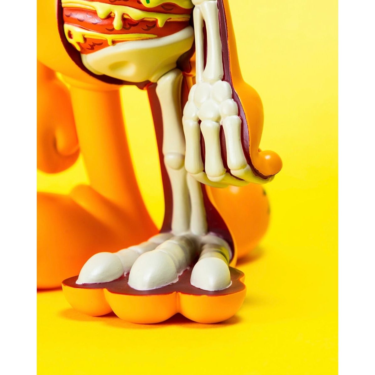 Figurine XXRAY Plus Garfield moitié cartoon, moitié coupe anatomique, avec squelette et lasagnes visibles