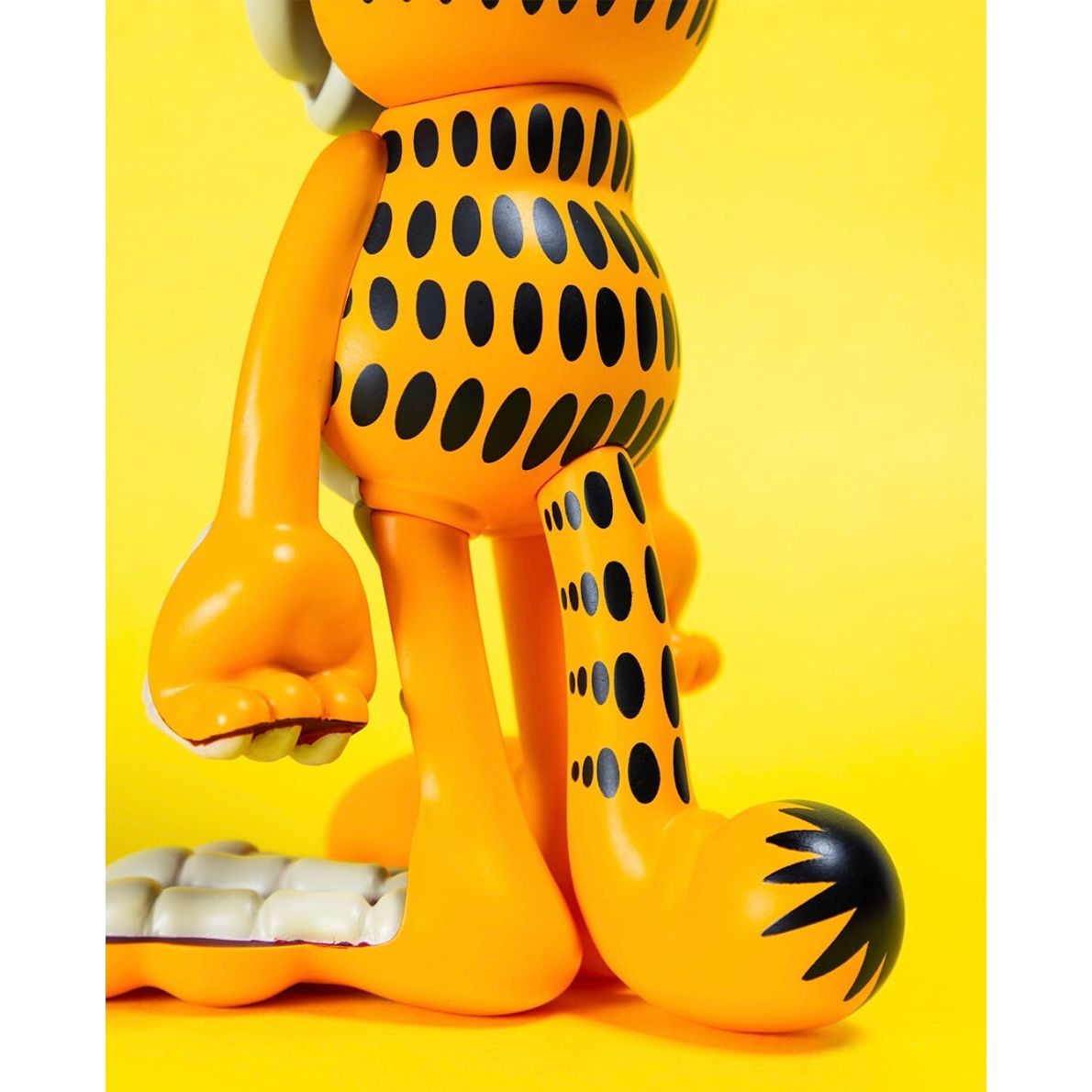 Figurine XXRAY Plus Garfield moitié cartoon, moitié coupe anatomique, avec squelette et lasagnes visibles