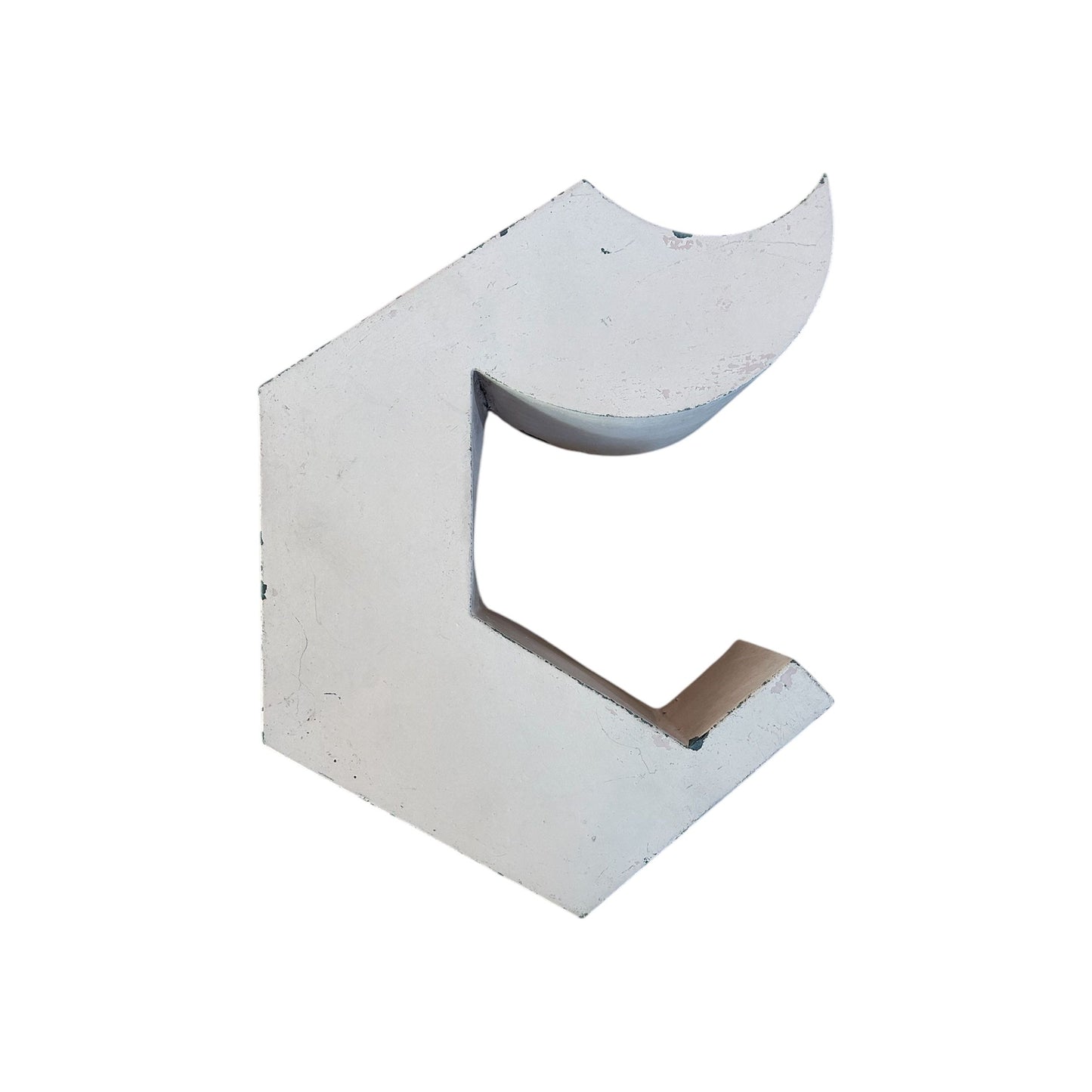 Lettre d’Enseigne Vintage “C” – Métal Rose Pâle – Design Brut et Géométrique