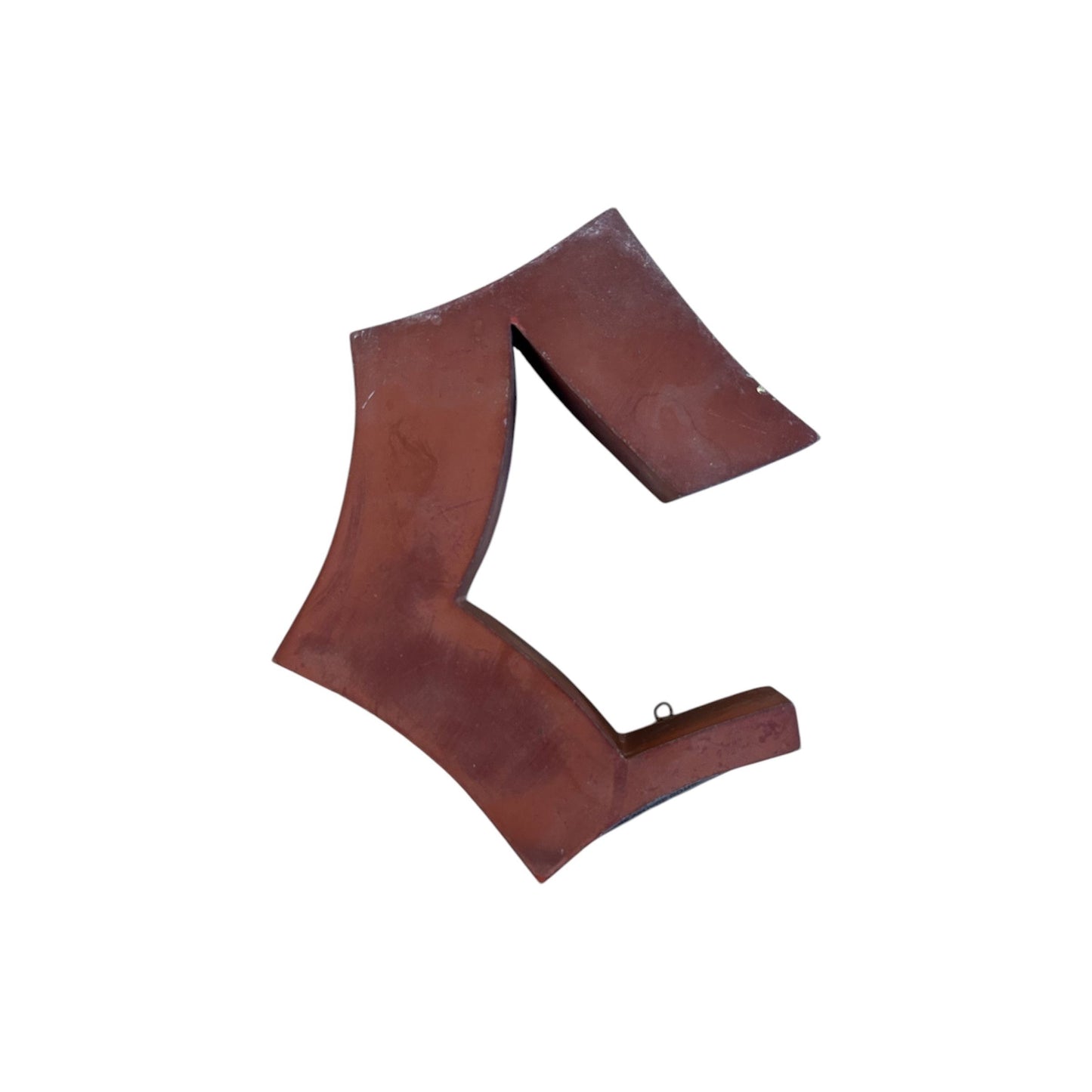 Lettre d’Enseigne Vintage “C” Stylisé – Métal Rouge Foncé – Style Brut & Graphique
