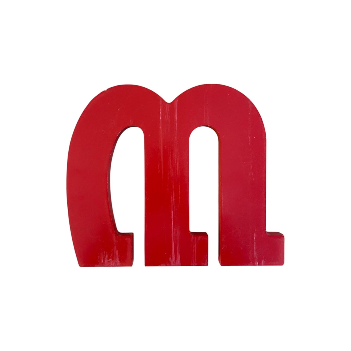 Lettre d’Enseigne Vintage “m” – Bois Rouge Vif – Design Moderne et Audacieux