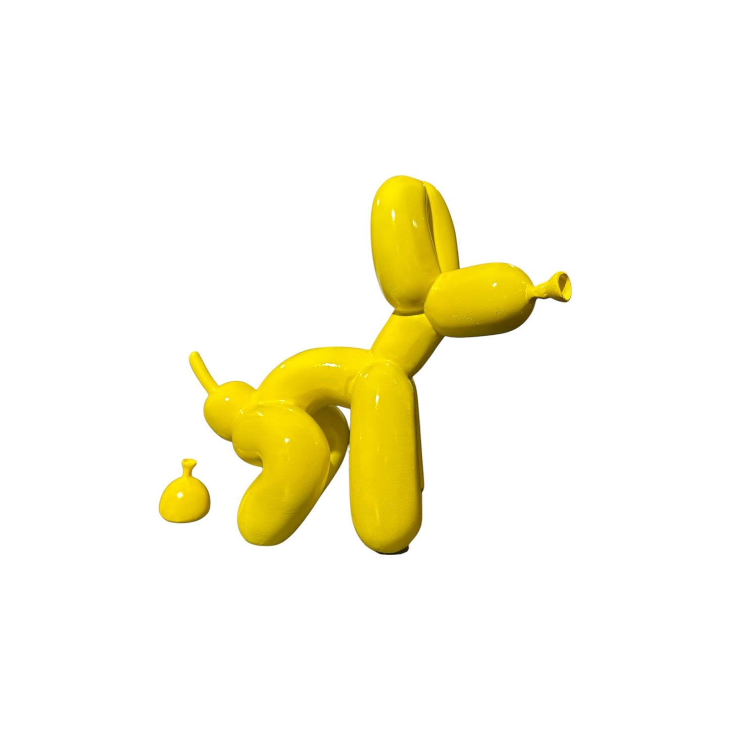 Sculpture jaune d’un chien ballon en train de faire ses besoins, humoristique