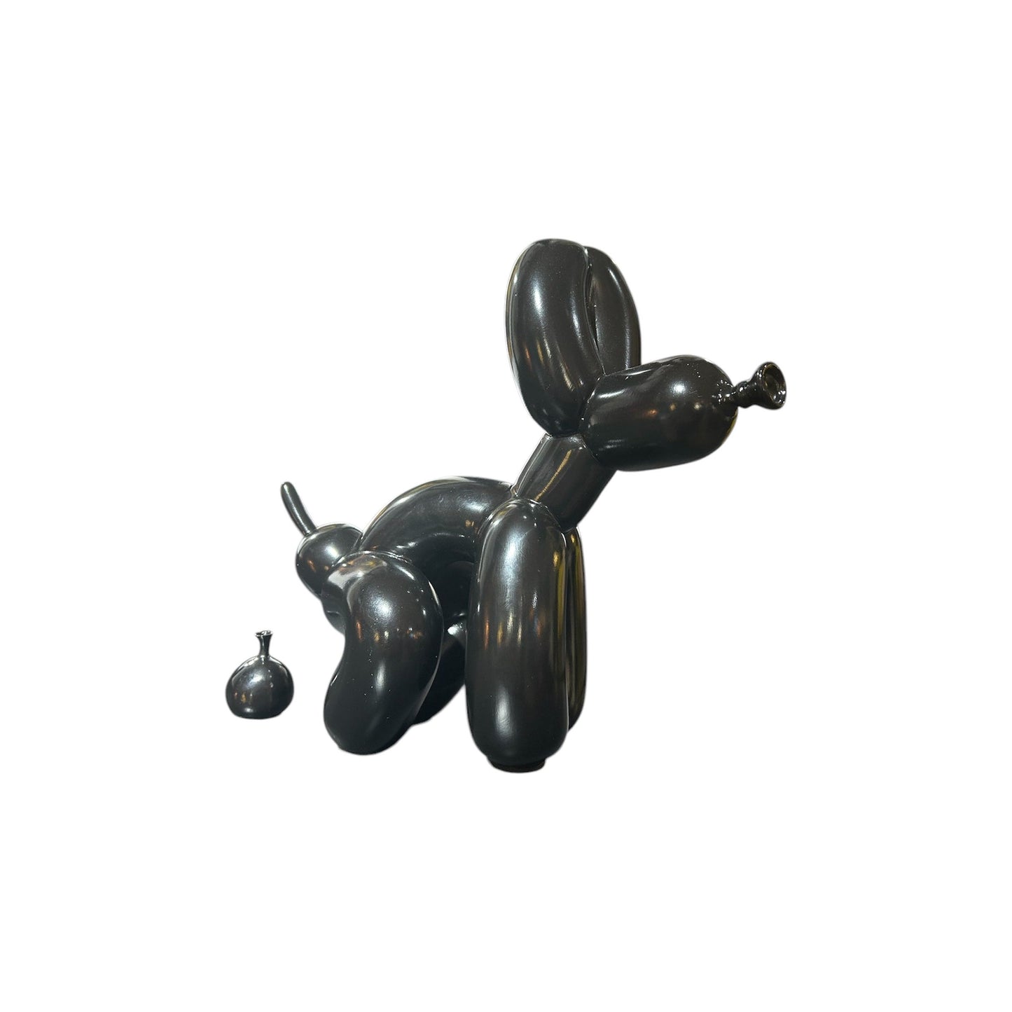Sculpture noire d’un chien ballon en train de faire ses besoins, humoristique