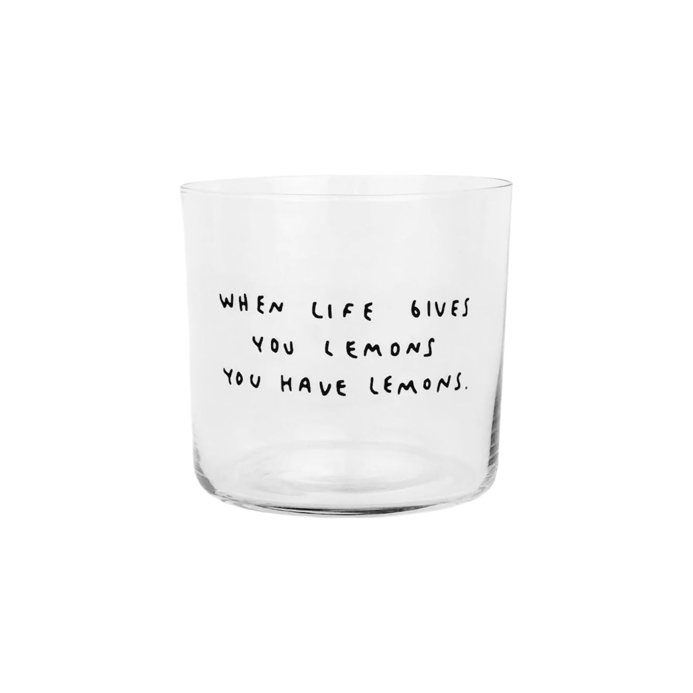 Verre transparent avec citation manuscrite “When life gives you lemons you have lemons” sur fond blanc