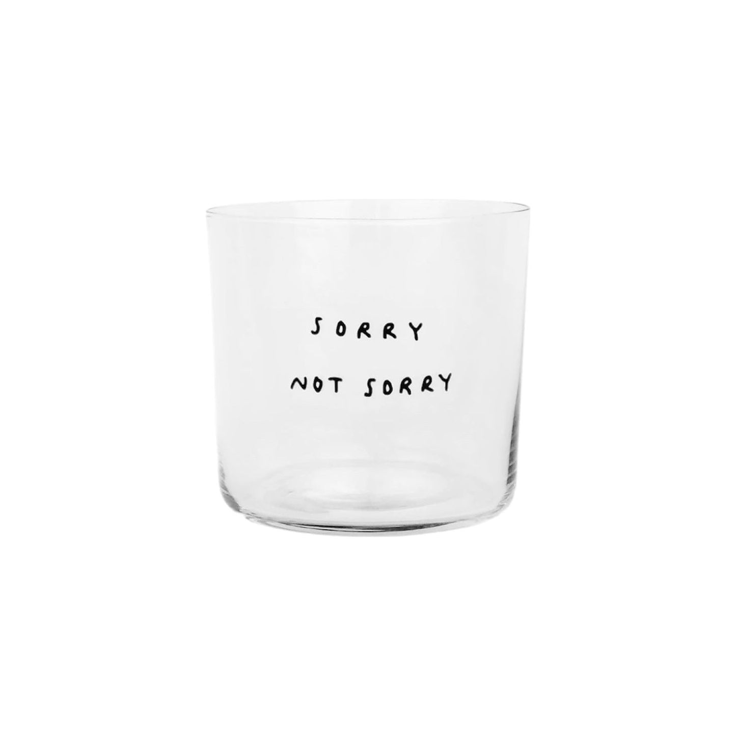 Verre transparent avec texte manuscrit noir “Sorry Not Sorry”