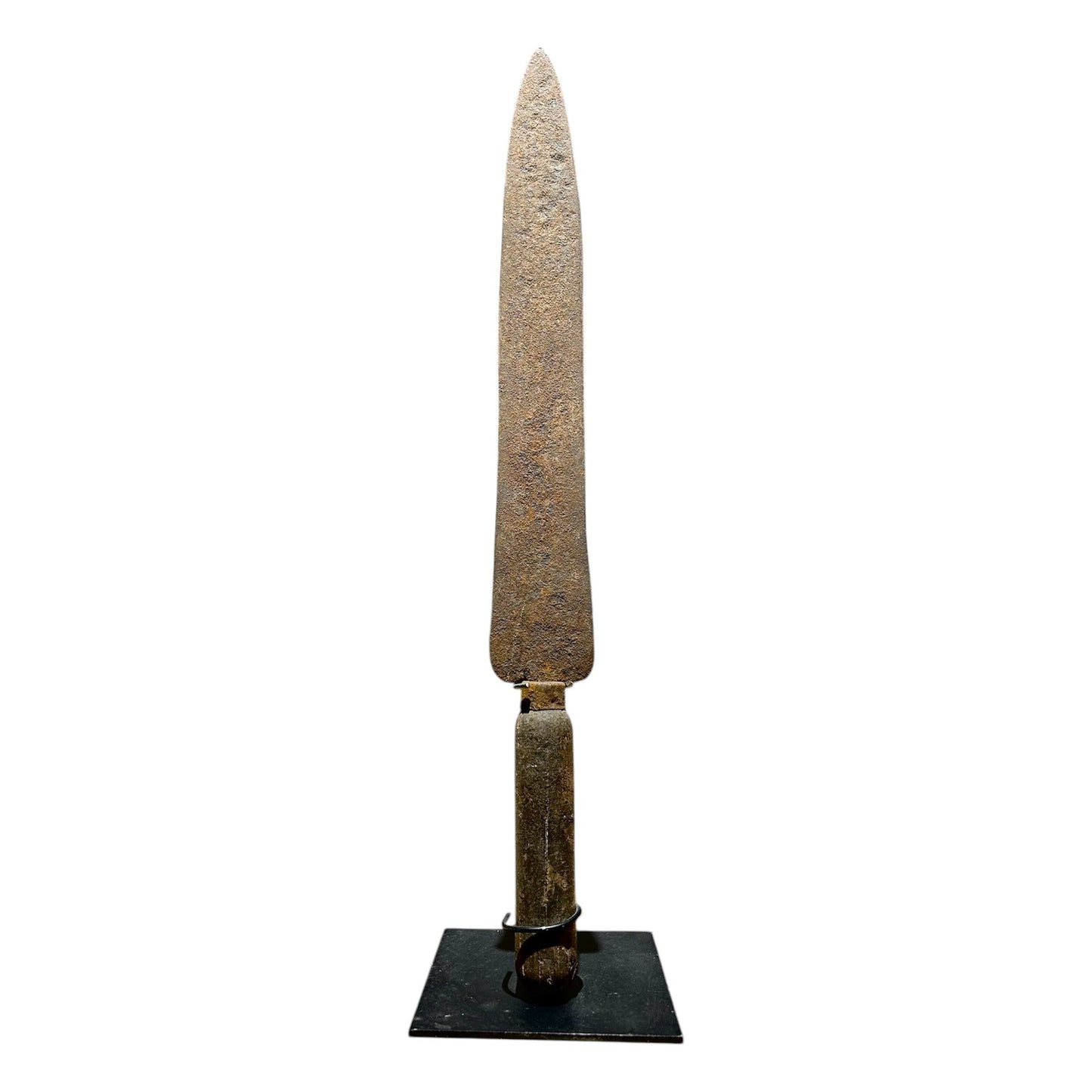 Couteau cérémoniel Attié en fer forgé – objet ancien africain sur socle décoratif