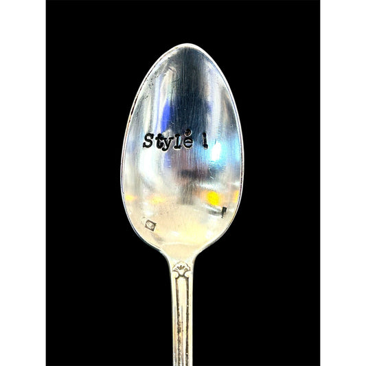 Cuillère vintage gravée Stylé ! – métal argenté – accessoire déco et cadeau original