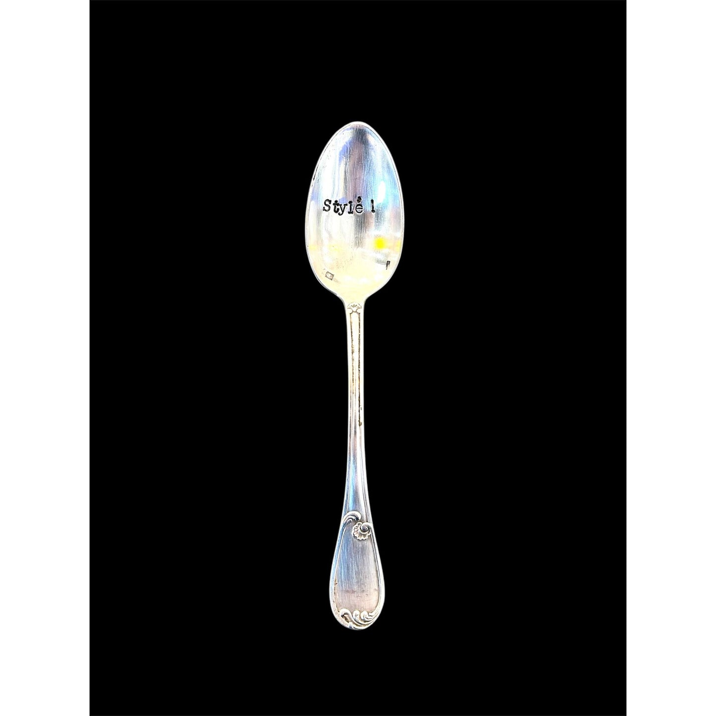 Cuillère vintage gravée Stylé ! – métal argenté – accessoire déco et cadeau original