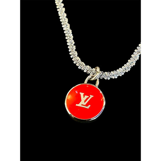 Collier Les Boutons de Rose – pendentif rond rouge Louis Vuitton – bijou upcyclé unique