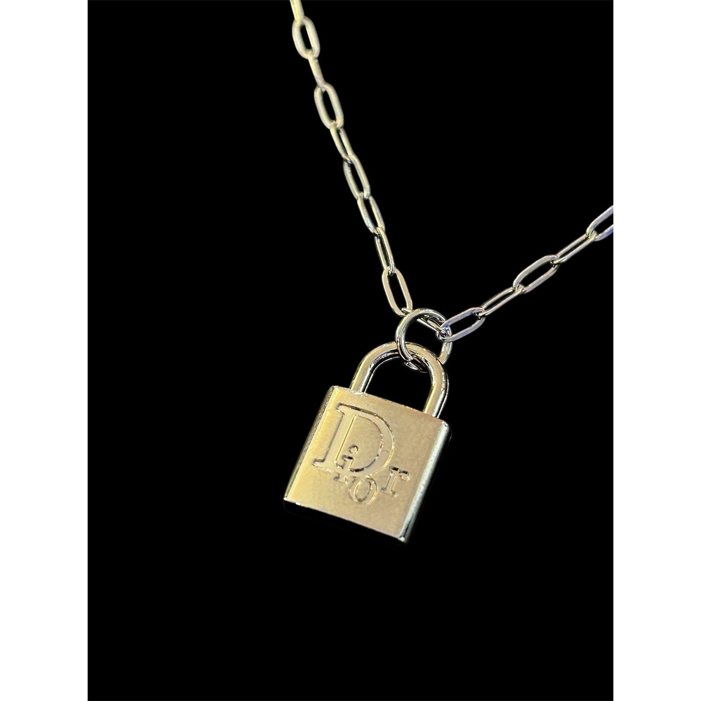 Collier upcyclé “Jules” avec pendentif Dior argenté – Les Boutons de Rose – bijou fait main