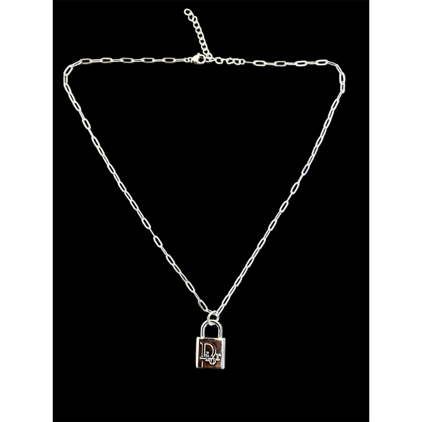 Collier upcyclé “Jules” avec pendentif Dior argenté – Les Boutons de Rose – bijou fait main