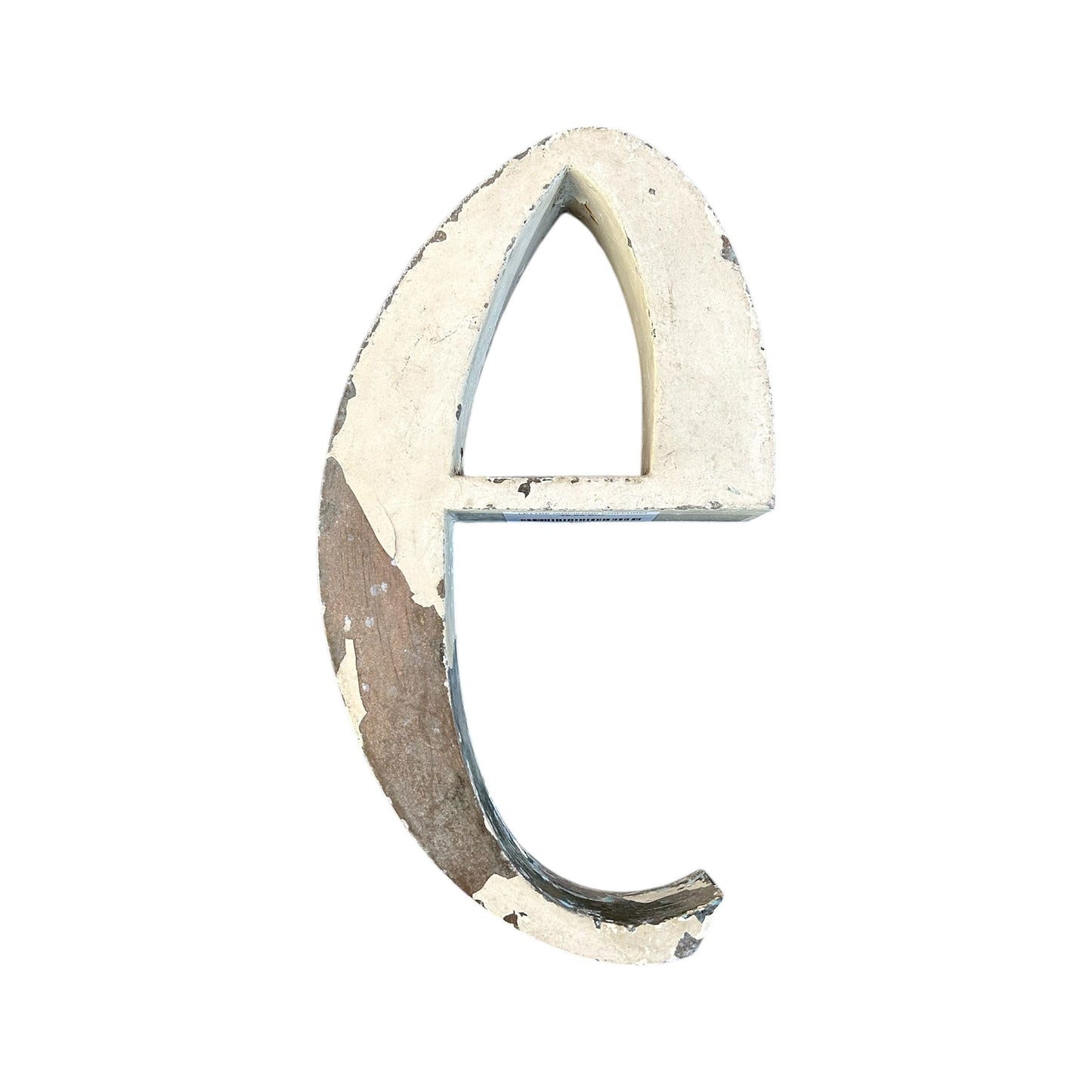 Lettre d’enseigne vintage "e" – métal patiné – typographie rétro déco murale