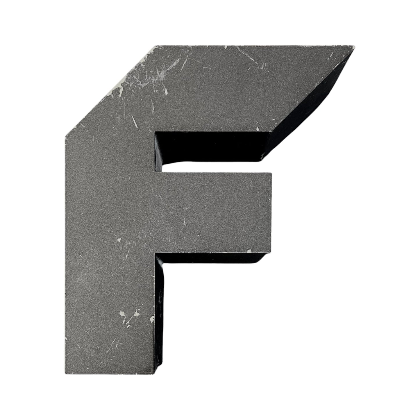 Lettre d’enseigne vintage "F" – métal noir biseauté – déco typographique industrielle