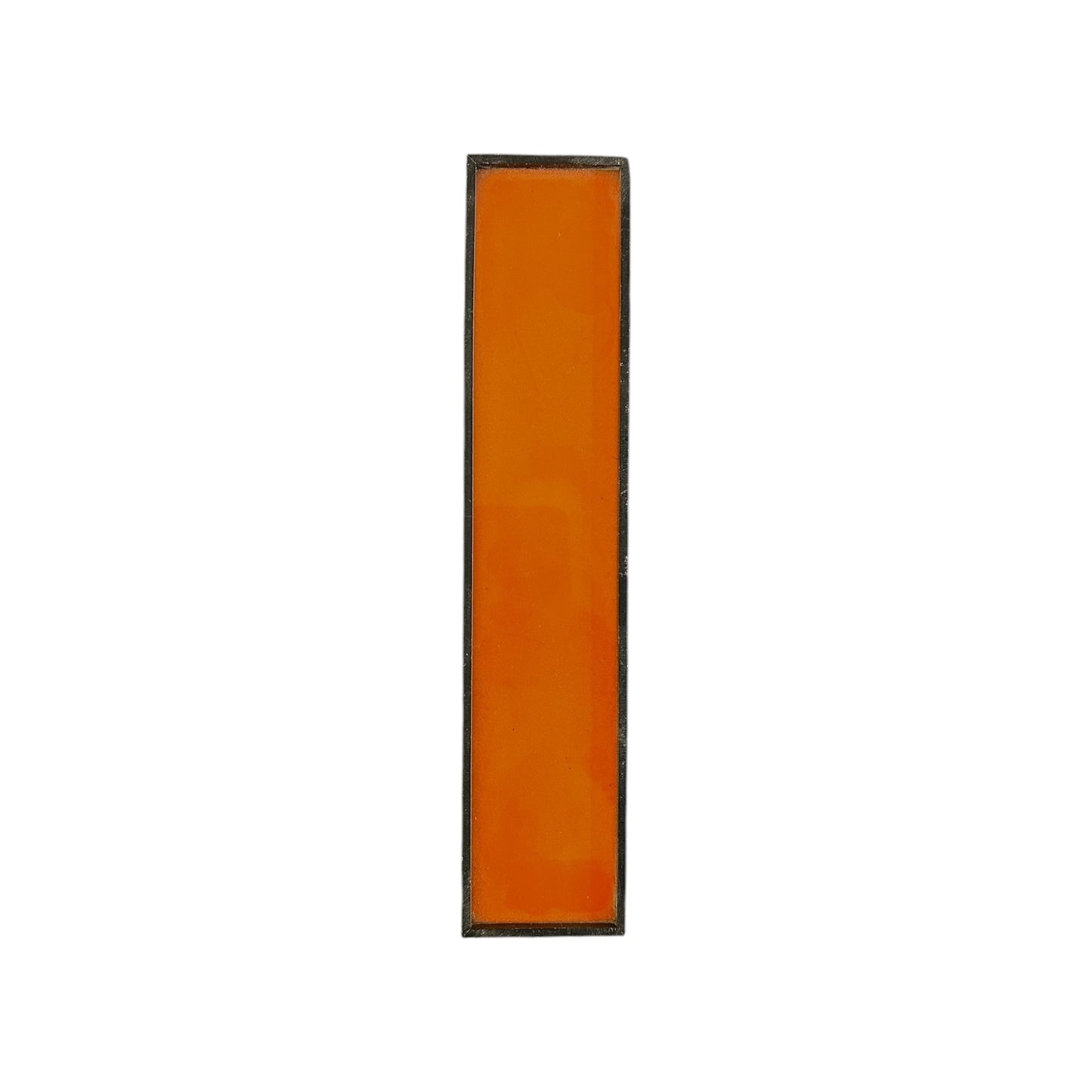 Lettre I orange en plexiglas avec contours noirs, style enseigne vintage