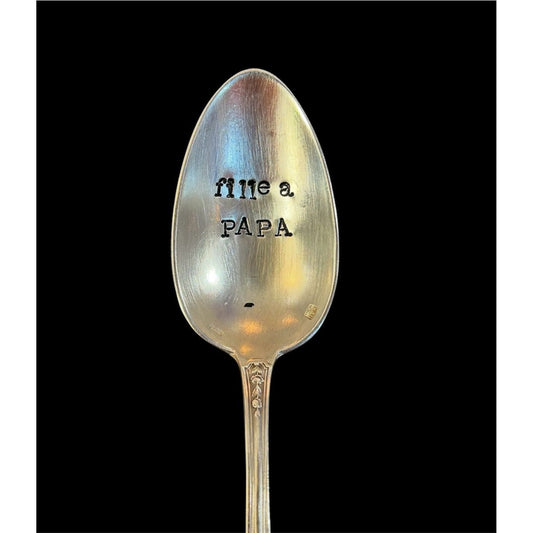 Cuillère vintage en métal argenté gravée "Fille à papa" sur fond noir