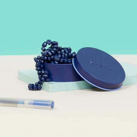 Speks Mini Matte Crags Indigo Mat avec petits éléments magnétiques bleus sur leur boîte ronde assortie