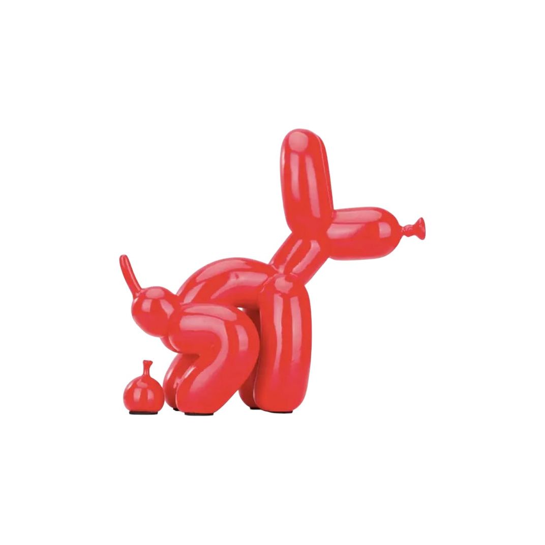 Sculpture rouge d’un chien ballon en train de faire ses besoins, humoristique