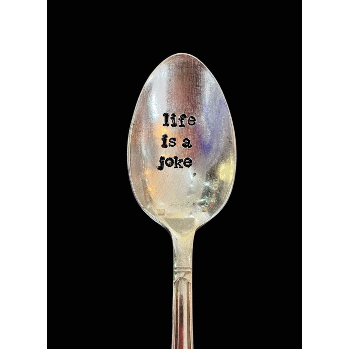 Cuillère vintage gravée "life is a joke"– Pièce unique upcyclée par ømm - Boutique Ømm