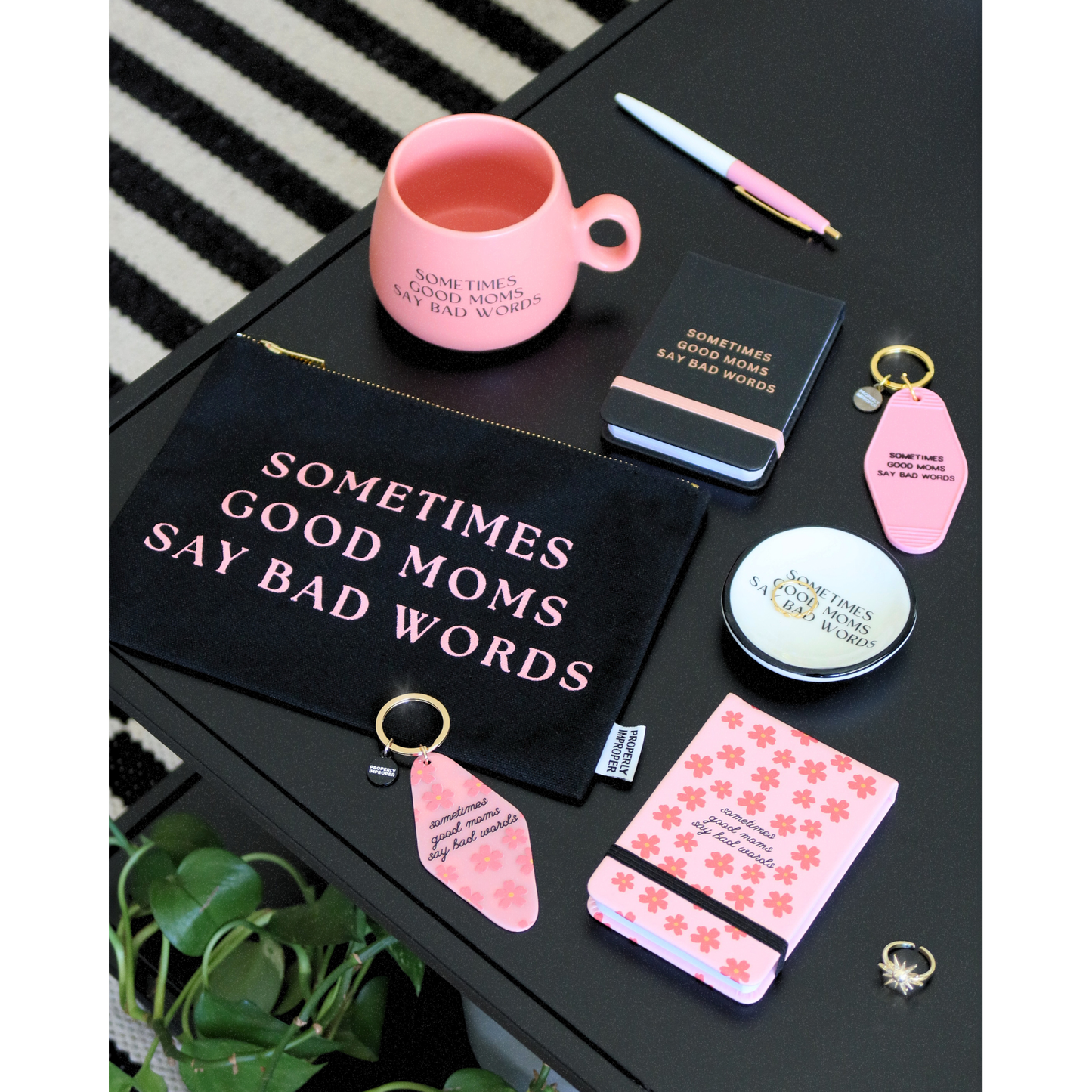 Plat à bibelots Properly Improper rose avec message Sometimes Good Moms Say Bad Words et liseré noir