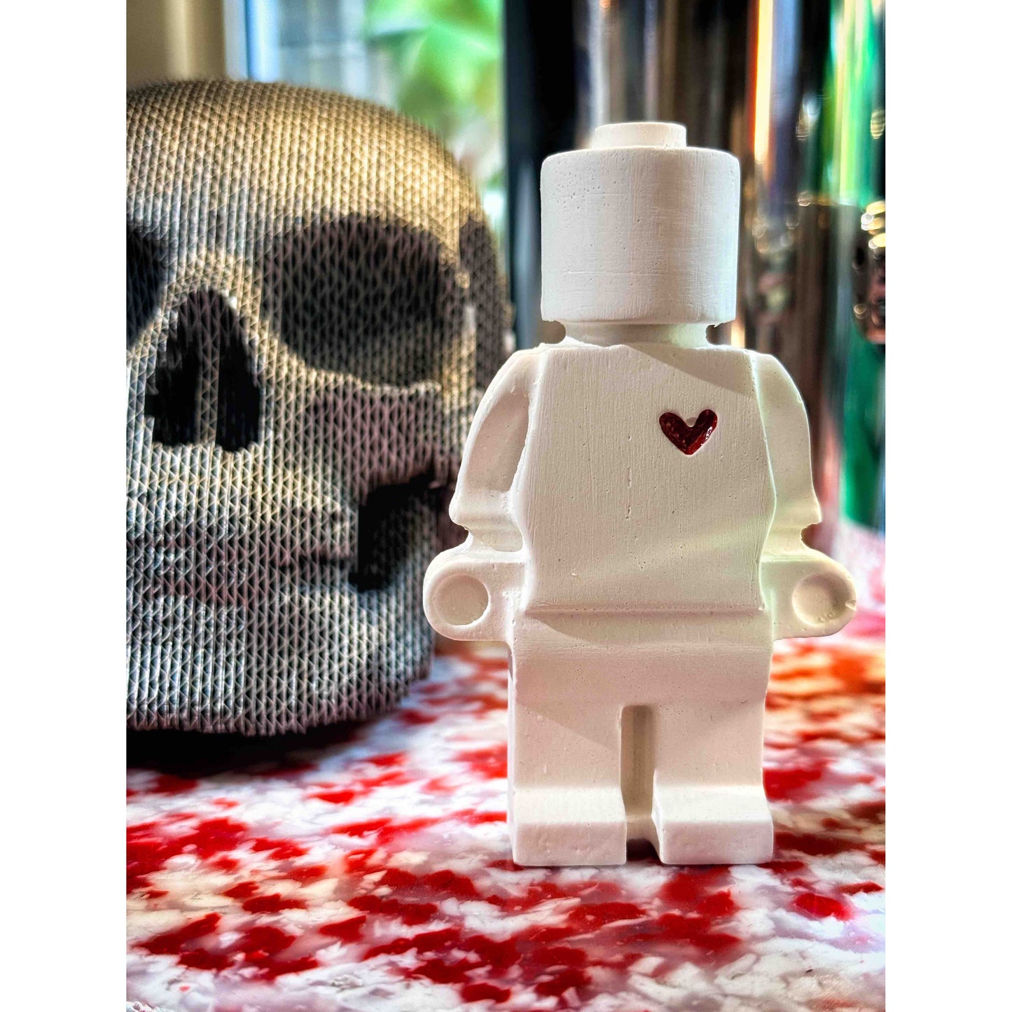 Figurine Ptit Donneur d'Amour en plâtre blanc avec cœur rouge Atelier 325